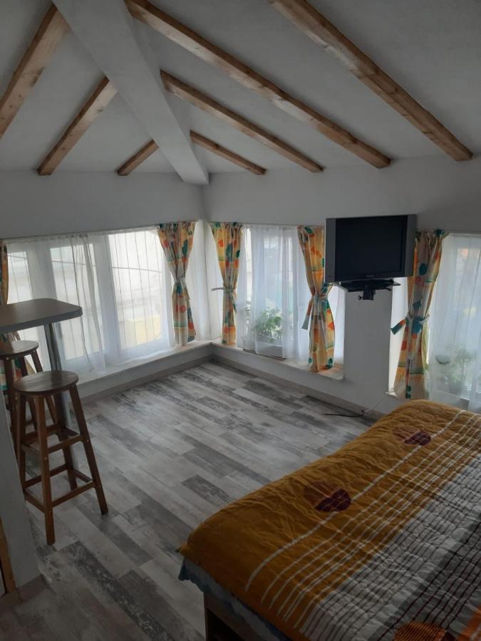 Отель House Крайова Экстерьер фото